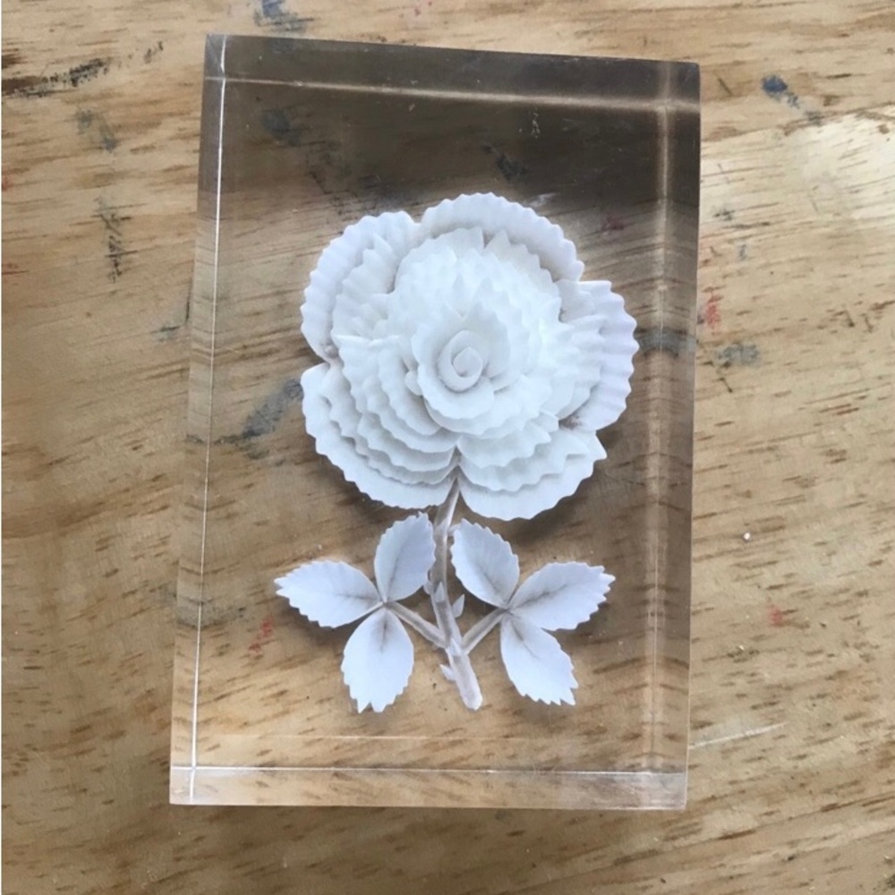 WHITE  FLOWER ACRYLIC PAPERWEIGHT VINTAGE 1970S RETRO DESK ACCESSORY ART